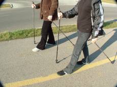 Vyražte na výlet s holemi. Nordic Walking seniorům prospívá