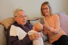 Péče o vnoučata pomáhá k delšímu životu. Alespoň to uvádí německá studie