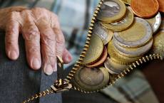 Příští rok by měly být důchody vyšší o 500 korun, poslanci schválili i důchodový strop
