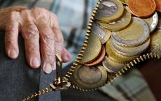 Nejen podvodníci, o peníze mohou seniory připravit i příbuzní