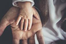 Bolest kloubů na rukou trápí zejména ženy