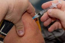 Třetí dávku očkování senioři v domovech chtějí